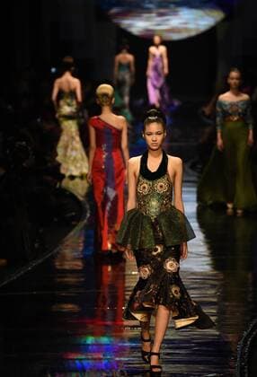 Models present creations designed by Laurence Xu on a fashion show during the opening ceremony of the 2016 Nanjing Historical and Cultural Cities Expo in Nanjing, capital of east China s Jiangsu Province, Oct. 23, 2016. ) (wyo) CHINA-NANJING-CITY EXPO-OPENING-FASHION SHOW (CN) SunxCan 