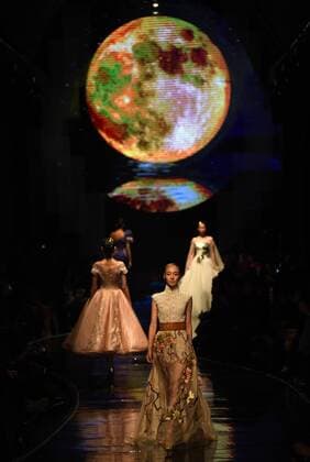 Models present creations designed by Laurence Xu on a fashion show during the opening ceremony of the 2016 Nanjing Historical and Cultural Cities Expo in Nanjing, capital of east China s Jiangsu Province, Oct. 23, 2016. ) (wyo) CHINA-NANJING-CITY EXPO-OPENING-FASHION SHOW (CN) SunxCan 
