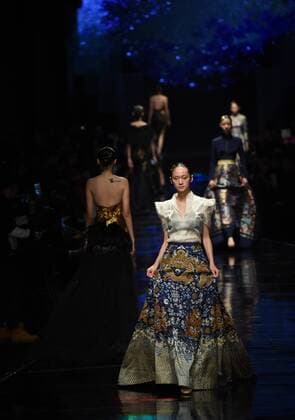 Models present creations designed by Laurence Xu on a fashion show during the opening ceremony of the 2016 Nanjing Historical and Cultural Cities Expo in Nanjing, capital of east China s Jiangsu Province, Oct. 23, 2016. ) (wyo) CHINA-NANJING-CITY EXPO-OPENING-FASHION SHOW (CN) SunxCan 