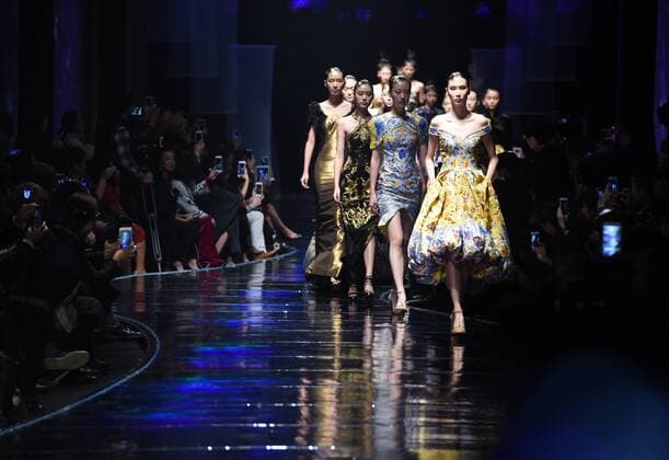 Models present creations designed by Laurence Xu on a fashion show during the opening ceremony of the 2016 Nanjing Historical and Cultural Cities Expo in Nanjing, capital of east China s Jiangsu Province, Oct. 23, 2016. ) (wyo) CHINA-NANJING-CITY EXPO-OPENING-FASHION SHOW (CN) SunxCan 