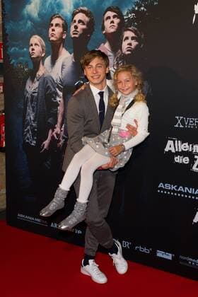 Timmi Trinks mit Schwester Amelie - Premiere Allein gegen die Zeit in der Kulturbrauerei in Berlin am 24.10.2016. Premiere ALLEIN GEGEN DIE ZEIT