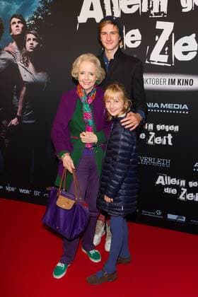 Isa Graefin von Hardenberg mit ihren Enkel Sarah und Jakob - Premiere Allein gegen die Zeit in der Kulturbrauerei in Berlin am 24.10.2016. Premiere ALLEIN GEGEN DIE ZEIT