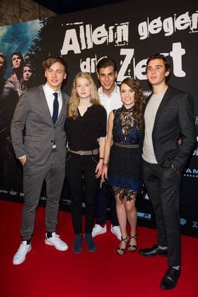 Timmi Trinks, Stephanie Amarell, Ugur Ekeroglu, Janina Fautz und Timon Wloka - Premiere Allein gegen die Zeit in der Kulturbrauerei in Berlin am 24.10.2016. Premiere ALLEIN GEGEN DIE ZEIT