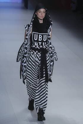 A model presents the creations of the brand LAB during a fashion show at Sao Paulo s Fashion Week in Sao Paulo, Brazil, 24 October 2016. EFE Sebastiao Moreira SAO PAULO S FASHION WEEK !ACHTUNG: NUR REDAKTIONELLE NUTZUNG!  SAO001 20161025-636129565972881431