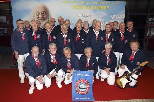 Der Shanty Chor Bad Zwischenahn bei der Premiere des Kinofilms Ostfriesisch für Anfänger im Kino in der Astor Filmlounge. Berlin, 24.10.2016 Foto:xS.xGabschx xFuturexImage