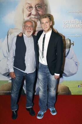 Dieter Hallervorden mit Sohn Johannes Hallervorden bei der Premiere des Kinofilms Ostfriesisch für Anfänger im Kino in der Astor Filmlounge. Berlin, 24.10.2016 Foto:xS.xGabschx xFuturexImage