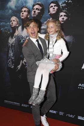 Timmi Trinks mit Schwester Amelie bei der Premiere des Kinofilms Allein gegen die Zeit im Kino in der Kulturbrauerei. Berlin, 24.10.2016 Foto:xS.xGabschx xFuturexImage