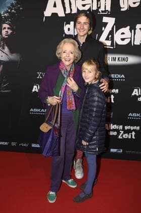 Isa Gräfin von Hardenberg mit ihren Enkelkindern Jakob und Lara bei der Premiere des Kinofilms Allein gegen die Zeit im Kino in der Kulturbrauerei. Berlin, 24.10.2016 Foto:xS.xGabschx xFuturexImage