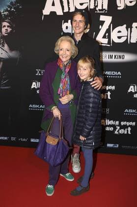Isa Gräfin von Hardenberg mit ihren Enkelkindern Jakob und Lara bei der Premiere des Kinofilms Allein gegen die Zeit im Kino in der Kulturbrauerei. Berlin, 24.10.2016 Foto:xS.xGabschx xFuturexImage