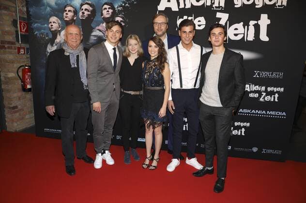 Christian Grashof, Timmi Trinks, Stephanie Amarell, Janina Fautz, Stephan Grossmann, Ugur Ekeroglu und Timon Wloka bei der Premiere des Kinofilms Allein gegen die Zeit im Kino in der Kulturbrauerei. Berlin, 24.10.2016 Foto:xS.xGabschx xFuturexImage