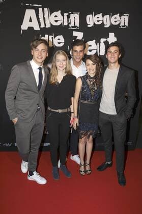 Timmi Trinks, Stephanie Amarell, Ugur Ekeroglu, Janina Fautz und Timon Wloka bei der Premiere des Kinofilms Allein gegen die Zeit im Kino in der Kulturbrauerei. Berlin, 24.10.2016 Foto:xS.xGabschx xFuturexImage