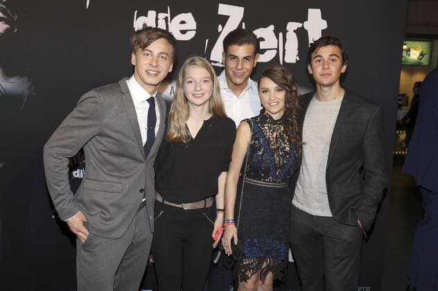 Timmi Trinks, Stephanie Amarell, Ugur Ekeroglu, Janina Fautz und Timon Wloka bei der Premiere des Kinofilms Allein gegen die Zeit im Kino in der Kulturbrauerei. Berlin, 24.10.2016 Foto:xS.xGabschx xFuturexImage