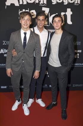 Timmi Trinks, Ugur Ekeroglu und Timon Wloka bei der Premiere des Kinofilms Allein gegen die Zeit im Kino in der Kulturbrauerei. Berlin, 24.10.2016 Foto:xS.xGabschx xFuturexImage