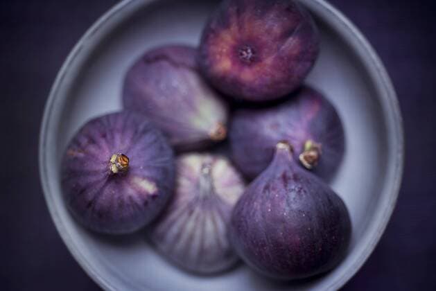 Fresh figs in bowl  CZF00270