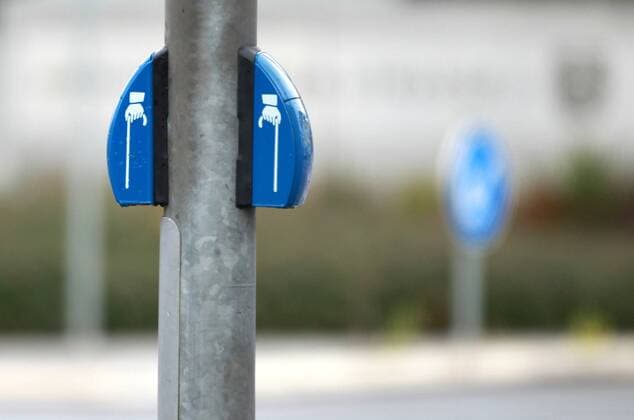 Erfurt 22.10.16 , Erfurt, Schaltfläche an Ampelanlage für Blinde