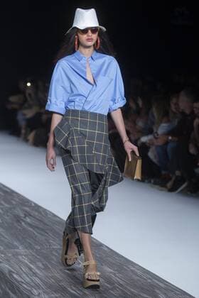 A model presents the creations of A.Brand at a fashion show during Sao Paulo Fashion Week in Sao Paulo, Brazil, 25 October 2016. EFE Sebastiao Moreira SAO PAULO FASHION WEEK !ACHTUNG: NUR REDAKTIONELLE NUTZUNG!  SAO001 20161025-636130324910777970