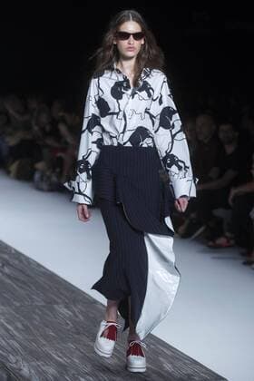 A model presents the creations of A.Brand at a fashion show during Sao Paulo Fashion Week in Sao Paulo, Brazil, 25 October 2016. EFE Sebastiao Moreira SAO PAULO FASHION WEEK !ACHTUNG: NUR REDAKTIONELLE NUTZUNG!  SAO001 20161025-636130324939793598