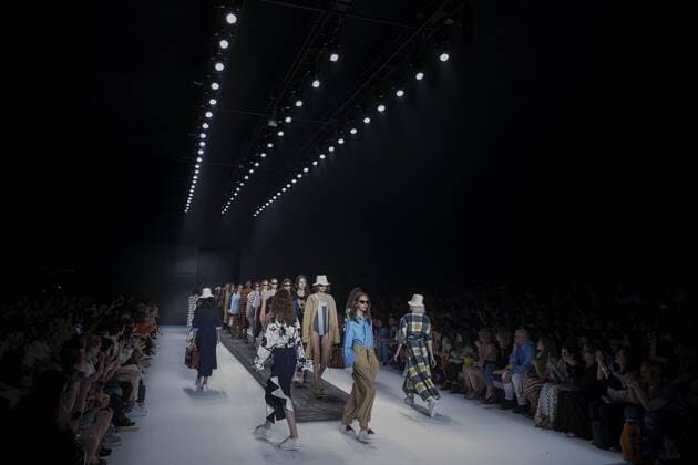 Models present the creations of A.Brand at a fashion show during Sao Paulo Fashion Week in Sao Paulo, Brazil, 25 October 2016. EFE Sebastiao Moreira SAO PAULO FASHION WEEK !ACHTUNG: NUR REDAKTIONELLE NUTZUNG!  SAO001 20161025-636130324959137350