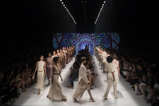 Models present the creations of Lilly Sarti at a fashion show during Sao Paulo Fashion Week in Sao Paulo, Brazil, 25 October 2016. EFE Sebastiao Moreira SAO PAULO FASHION WEEK !ACHTUNG: NUR REDAKTIONELLE NUTZUNG!  SAO001 20161026-636130396677805268