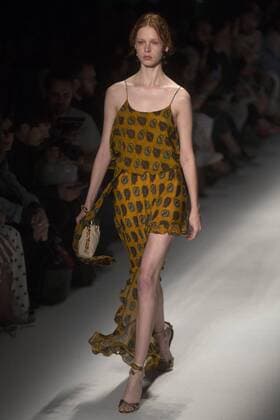 A mdoel presents the creations of Lilly Sarti at a fashion show during Sao Paulo Fashion Week in Sao Paulo, Brazil, 25 October 2016. EFE Sebastiao Moreira SAO PAULO FASHION WEEK !ACHTUNG: NUR REDAKTIONELLE NUTZUNG!  SAO001 20161026-636130396696369030