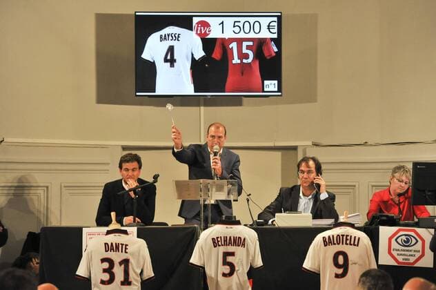 Trikot von Paul Baysse NEWS : Versteigerung von OGC Nizza Fußballtrikots für die Terroropfer-Hilfe (Organisation promenade des anges) in Nizza - 26 10 2016 NorbertScanella Panoramic 