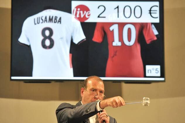 Trikot von Lusamba NEWS : Versteigerung von OGC Nizza Fußballtrikots für die Terroropfer-Hilfe (Organisation promenade des anges) in Nizza - 26 10 2016 NorbertScanella Panoramic 