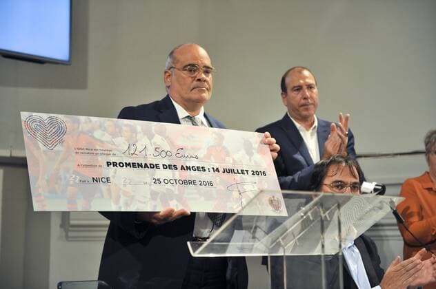Spendenscheck über 121 500 euros NEWS : Versteigerung von OGC Nizza Fußballtrikots für die Terroropfer-Hilfe (Organisation promenade des anges) in Nizza - 26 10 2016 NorbertScanella Panoramic 