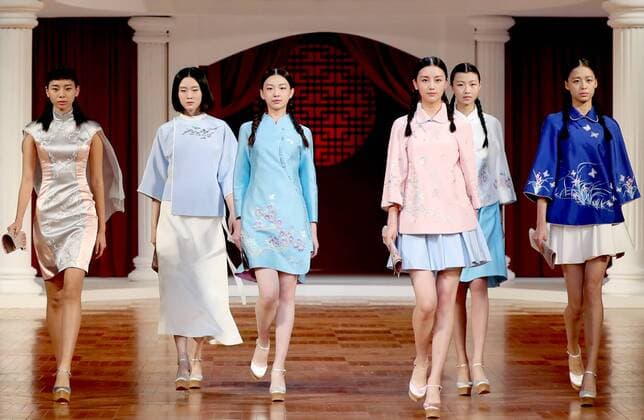 BEIJING, Oct. 25, 2016 -- Models present creations by designer Zhang Zhifeng at a haute couture show during the China Fashion Week in Beijing, capital of China, Oct. 25, 2016. The fashion week was held in Beijing from Oct. 25 to Nov. 2. ) (ry) CHINA-BEIJING-FASHION WEEK (CN) ChenxJianli 