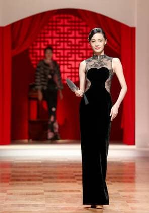 BEIJING, Oct. 25, 2016 -- A model presents a creation by designer Zhang Zhifeng at a haute couture show during the China Fashion Week in Beijing, capital of China, Oct. 25, 2016. The fashion week was held in Beijing from Oct. 25 to Nov. 2. ) (ry) CHINA-BEIJING-FASHION WEEK (CN) ChenxJianli 