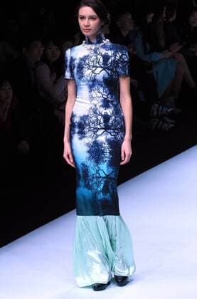 BEIJING, Oct. 25, 2016 -- A model presents a creation of Qipao, or cheongsam, by designer Gong Hangyu at a fashion show during the China Fashion Week in Beijing, capital of China, Oct. 25, 2016. The fashion week was held in Beijing from Oct. 25 to Nov. 2. ) (ry) CHINA-BEIJING-FASHION WEEK (CN) LixMingfang 