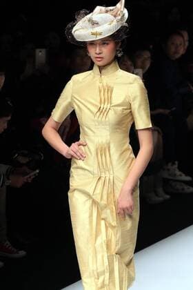 BEIJING, Oct. 25, 2016 -- A model presents a creation of Qipao, or cheongsam, by designer Gong Hangyu at a fashion show during the China Fashion Week in Beijing, capital of China, Oct. 25, 2016. The fashion week was held in Beijing from Oct. 25 to Nov. 2. ) (ry) CHINA-BEIJING-FASHION WEEK (CN) LixMingfang 