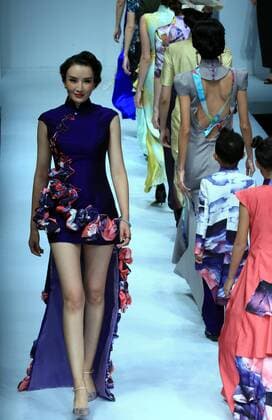 BEIJING, Oct. 25, 2016 -- A model presents a creation of Qipao, or cheongsam, by designer Gong Hangyu at a fashion show during the China Fashion Week in Beijing, capital of China, Oct. 25, 2016. The fashion week was held in Beijing from Oct. 25 to Nov. 2. ) (ry) CHINA-BEIJING-FASHION WEEK (CN) LixMingfang 