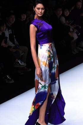 BEIJING, Oct. 25, 2016 -- A model presents a creation of Qipao, or cheongsam, by designer Gong Hangyu at a fashion show during the China Fashion Week in Beijing, capital of China, Oct. 25, 2016. The fashion week was held in Beijing from Oct. 25 to Nov. 2. ) (ry) CHINA-BEIJING-FASHION WEEK (CN) LixMingfang 