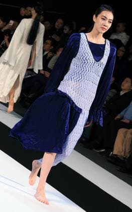 (161026) -- BEIJING, Oct. 26, 2016 -- A model presents a creation by designer Wang Fei during the China Fashion Week in Beijing, capital of China, Oct. 26, 2016. ) (wyo) CHINA-BEIJING-FASHION WEEK (CN) LixMingfang 
