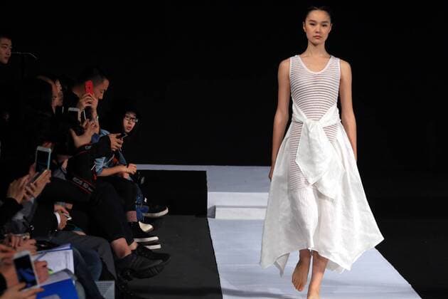 (161026) -- BEIJING, Oct. 26, 2016 -- A model presents a creation by designer Wang Fei during the China Fashion Week in Beijing, capital of China, Oct. 26, 2016. ) (wyo) CHINA-BEIJING-FASHION WEEK (CN) LixMingfang 