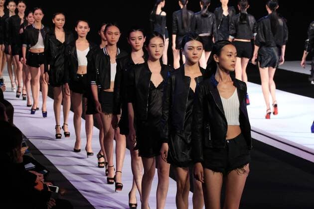 (161026) -- BEIJING, Oct. 26, 2016 -- Models present creations by designer Wang Fei during the China Fashion Week in Beijing, capital of China, Oct. 26, 2016. ) (wyo) CHINA-BEIJING-FASHION WEEK (CN) LixMingfang 