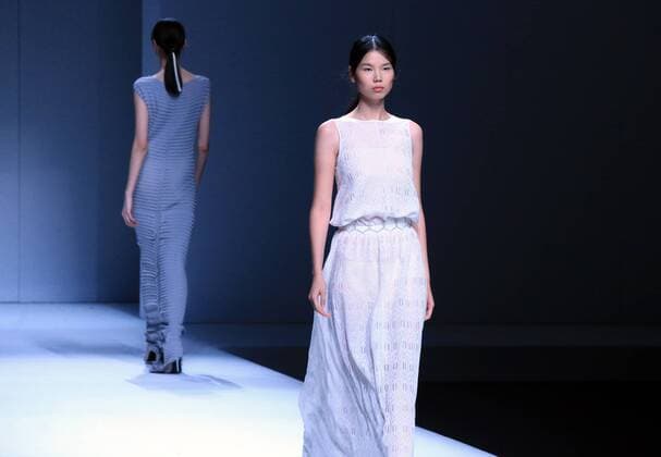 (161026) -- BEIJING, Oct. 26, 2016 -- A model presents a creation by designer Guo Ruiping during the China Fashion Week in Beijing, capital of China, Oct. 26, 2016. ) (wyo) CHINA-BEIJING-FASHION WEEK (CN) LixMingfang 