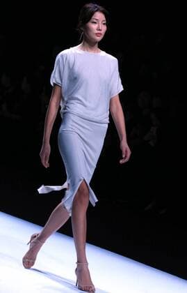 (161026) -- BEIJING, Oct. 26, 2016 -- A model presents a creation by designer Guo Ruiping during the China Fashion Week in Beijing, capital of China, Oct. 26, 2016. ) (wyo) CHINA-BEIJING-FASHION WEEK (CN) LixMingfang 