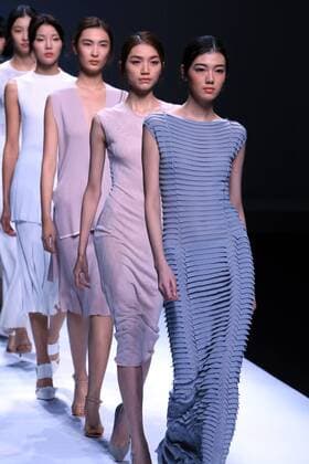 (161026) -- BEIJING, Oct. 26, 2016 -- Models present creations by designer Guo Ruiping during the China Fashion Week in Beijing, capital of China, Oct. 26, 2016. ) (wyo) CHINA-BEIJING-FASHION WEEK (CN) LixMingfang 