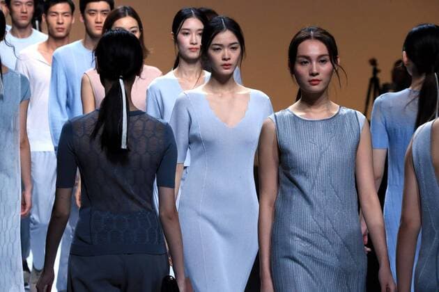 (161026) -- BEIJING, Oct. 26, 2016 -- Models present creations by designer Guo Ruiping during the China Fashion Week in Beijing, capital of China, Oct. 26, 2016. ) (wyo) CHINA-BEIJING-FASHION WEEK (CN) LixMingfang 