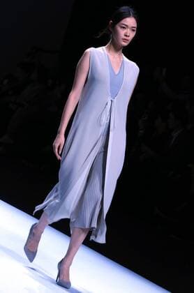 (161026) -- BEIJING, Oct. 26, 2016 -- A model presents a creation by designer Guo Ruiping during the China Fashion Week in Beijing, capital of China, Oct. 26, 2016. ) (wyo) CHINA-BEIJING-FASHION WEEK (CN) LixMingfang 