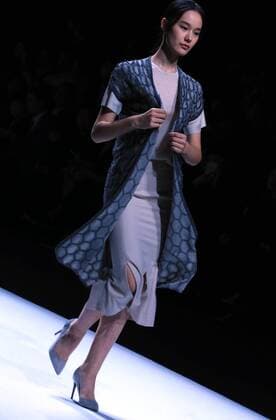 (161026) -- BEIJING, Oct. 26, 2016 -- A model presents a creation by designer Guo Ruiping during the China Fashion Week in Beijing, capital of China, Oct. 26, 2016. ) (wyo) CHINA-BEIJING-FASHION WEEK (CN) LixMingfang 