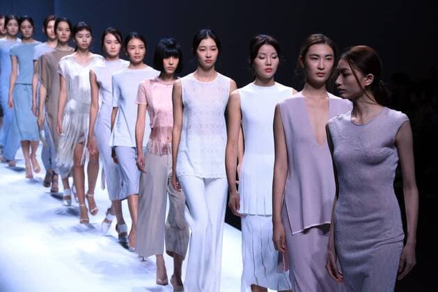 (161026) -- BEIJING, Oct. 26, 2016 -- Models present creations by designer Guo Ruiping during the China Fashion Week in Beijing, capital of China, Oct. 26, 2016. ) (wyo) CHINA-BEIJING-FASHION WEEK (CN) LixMingfang 