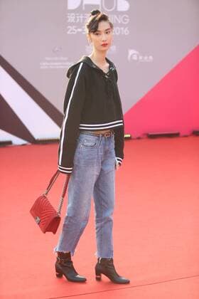 October 26, 2016 - Beijing, Beijing, China - Beijing,CHINA-October 26 2016: (EDITORIAL USE ONLY.CHINA OUT) Street snap of China Fashion Week in Beijing, October 26th, 2016. Beijing China  - ZUMAs145 20161026_zaa_s145_018