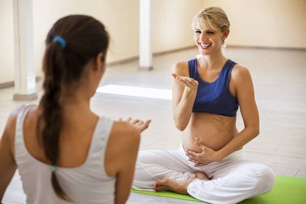 Prenatal yoga, female yoga instructor, breating, laughing model released Symbolfoto property released  ZEDF00340