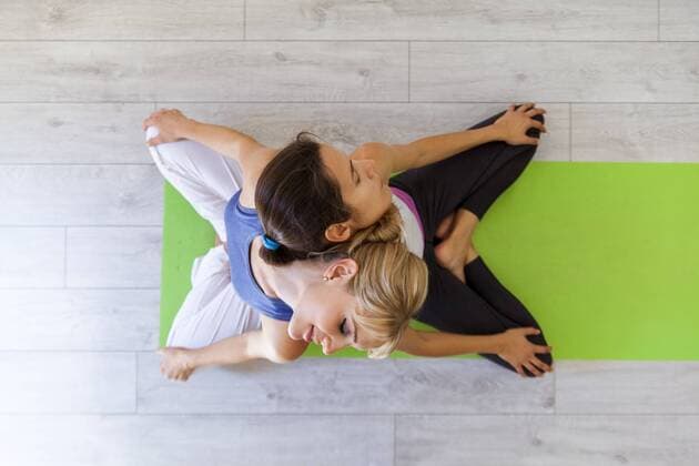 Prenatal yoga, female yoga instructor, reclining model released Symbolfoto property released  ZEDF00345