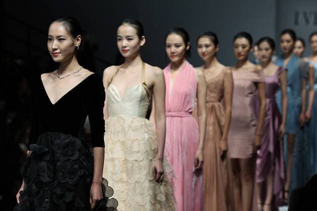 (161026) -- BEIJING, Oct. 26, 2016 -- Models present creations by designer Yu Jia during the China Fashion Week in Beijing, capital of China, Oct. 26, 2016. ) (lb) CHINA-BEIJING-FASHION WEEK (CN) CaixYang 