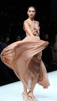 (161026) -- BEIJING, Oct. 26, 2016 -- A model presents a creation by designer Yu Jia during the China Fashion Week in Beijing, capital of China, Oct. 26, 2016. ) (lb) CHINA-BEIJING-FASHION WEEK (CN) CaixYang 