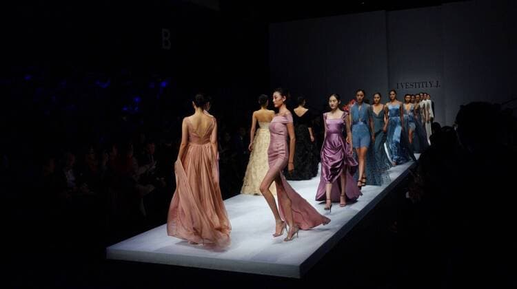 (161026) -- BEIJING, Oct. 26, 2016 -- Models present creations by designer Yu Jia during the China Fashion Week in Beijing, capital of China, Oct. 26, 2016. ) (lb) CHINA-BEIJING-FASHION WEEK (CN) CaixYang 