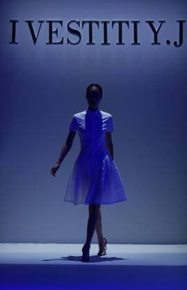 (161026) -- BEIJING, Oct. 26, 2016 -- A model presents a creation by designer Yu Jia during the China Fashion Week in Beijing, capital of China, Oct. 26, 2016. ) (lb) CHINA-BEIJING-FASHION WEEK (CN) CaixYang 